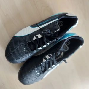 Fotbollsskor  - Puma fotbollsskor,  helt nya! 
