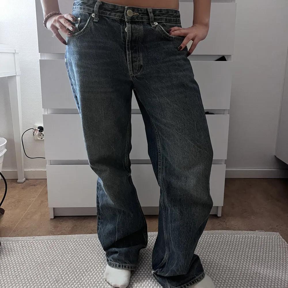 Supercoola Lågmidjade baggy jeans från zara.. Jeans & Byxor.