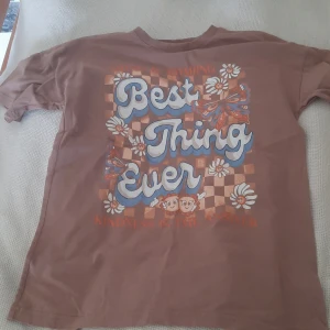 Indie-style t-shirt med tryck - Bra skick, köpt från lindex. Storlek, ca XXS, kan vara smått mindre. Köpt för cirka 150kr. Säljs pga att den inte passar mig längre plus att den inte är i min stil :)