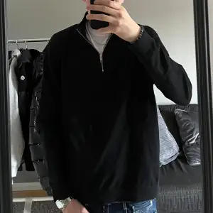 En svart half zip tröja från Jack and Jones i storlek XL men passar även L. 