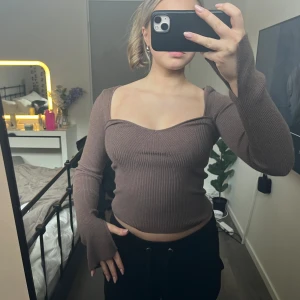 Tröja - Säljer min super fina tröjan med slits vid händer från Gina! 💕 skriv för fler bilder!