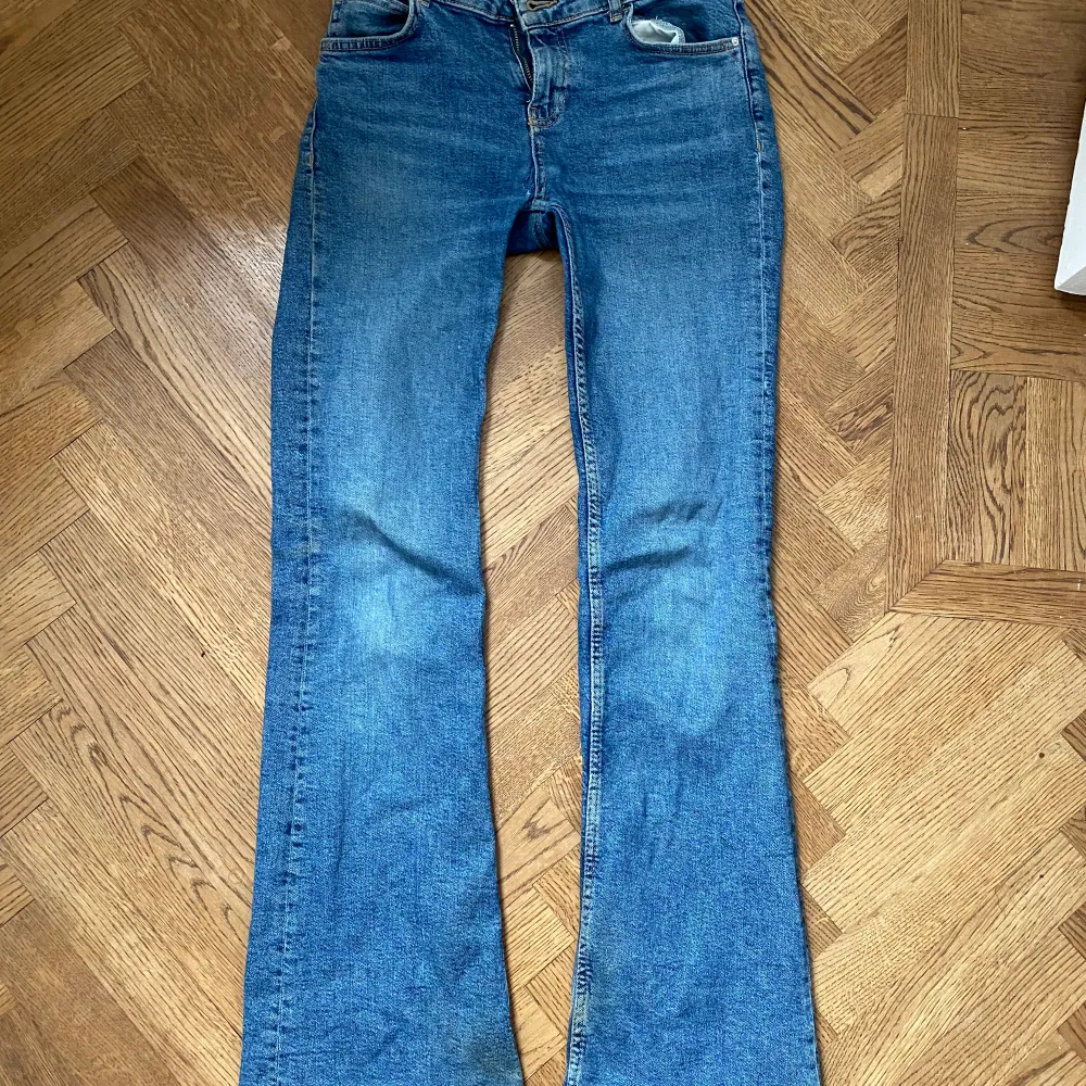 Jättesnygga jeans ifrån zara är i bra skick utom att de är lite slitna längst ner vid benen, fler bilder kan fås! Innerben 82. Jeans & Byxor.