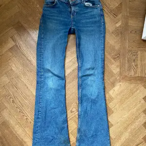 Jättesnygga jeans ifrån zara är i bra skick utom att de är lite slitna längst ner vid benen, fler bilder kan fås! Innerben 82
