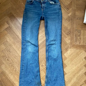 Zara jeans  - Jättesnygga jeans ifrån zara är i bra skick utom att de är lite slitna längst ner vid benen, fler bilder kan fås! Innerben 82