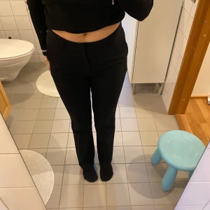 Svarta kostymbyxor  - Kostymbyxor från Bik Bok med medelhög midja och raka ben. Jättefint skick då de endast är använda fåtal gånger.