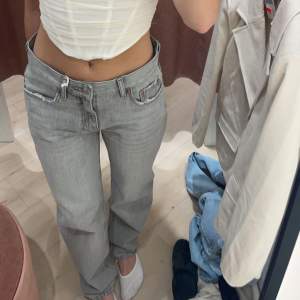 Lågmidjade jeans från Gina tricot i den populära modellen Low straight petite💕säljer då dem inte kommer till användning för mig och därav använda fåtal gånger. Har några mörkare partier i jeans färgen, skriv för föer bilder!!💕