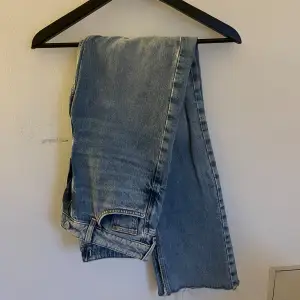 Jeans med slits från Zara, använda ca 2 ggr , bra skick , raka/vida nertill 