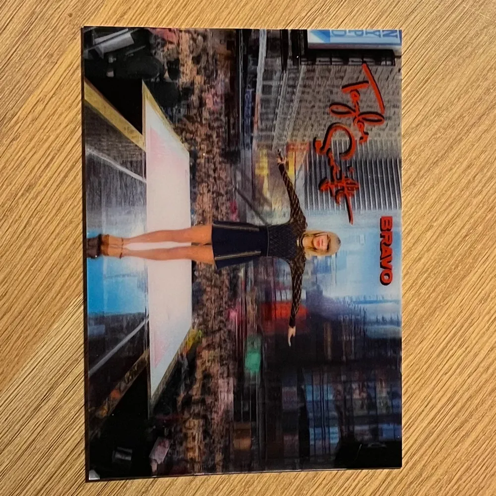 Intressekoll för ett vykort med Taylor Swift som motiv. Kortet är med 3D effekt och från en tysk tidning under 2010-talet. . Övrigt.