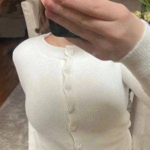 Kofta från zara - Fin kofta från Zara, knappt använt och inga defekter❤️köpte för 379, och den är slutsåld!
