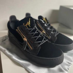 Giuseppe Zanotti skor  - Ett par tvärfeta Giuseppe Zanotti skor | skick - 10/10, inga defekter överhuvudtaget, storlek 43. Box samt dustbag tillkommer. Vid funderingar kontakta gärna mig ! 