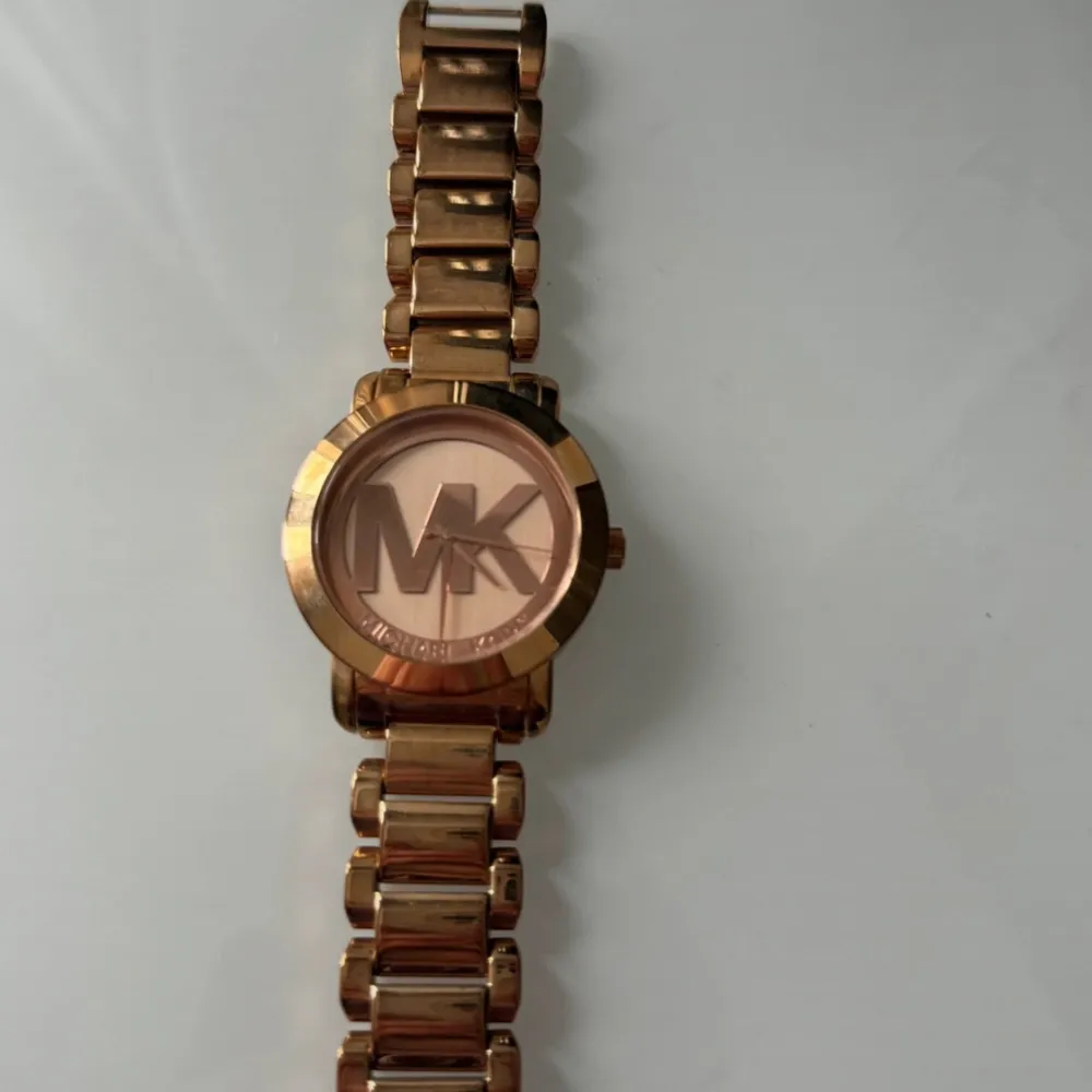 Michael Kors klocka i superskick säljes då den inte används. . Accessoarer.