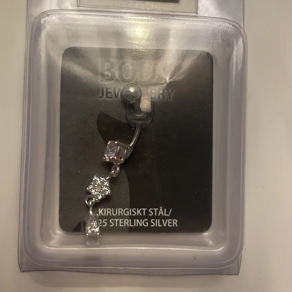 Jag säljer nu denna fina oöppnade Navelpiercing i kirurgiskt stål/ 925 sterling silver från guldfynd, då jag nyligen blev guldtjej! Köpt för 229 kr💕. Accessoarer.