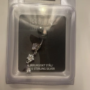 Navelpiercing - Jag säljer nu denna fina oöppnade Navelpiercing i kirurgiskt stål/ 925 sterling silver från guldfynd, då jag nyligen blev guldtjej! Köpt för 229 kr💕