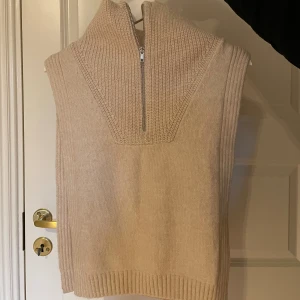 Stickad väst från H&M  - Tröjan är i bra skick och onesize. Fungerar perfekt till våren. Dragkedja framtill och öppen vid sidorna. Vid funderingar skriv privat :) 