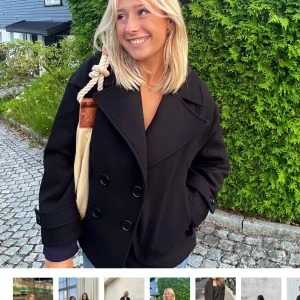 Design by si kappa - Säljer denna svarta kappa från Design by si i storlek XS/S. Skicket är superfint o inga slitningar alls. Nypris: 757 svenska kronor. Mitt pris: 400kr!🥰