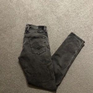 Replay anbass - Säljer nu dessa Replay anbass jeansen som är i storlek w30 L32 skicket är 10/10. Skriv om du undrar något🙌🏼