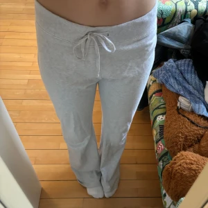 Mjukisbyxor - Säljer mina brandy melville mjukisbyxor för de aldrig kommer till användning!! Dom är åt de längre hållet på mig och jag är 166 så de sitter nog perfekt på någon lite längre❤️ Ord pris 400kr har jag för mig! Skriv för frågor 