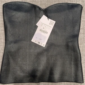 Zara Bandeautopp - Säljer denna fina toppen ifrån zara då den inte satt som jag ville!! Den är i helt nyskick med lappen kvar och aldirg använd 💓