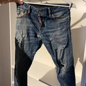 Välanvända jeans från dsquared, hål baktill (se på bild 2) men går lätt att sy om de skulle vara så.