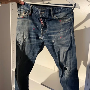 Dsquared jeans  - Välanvända jeans från dsquared, hål baktill (se på bild 2) men går lätt att sy om de skulle vara så.