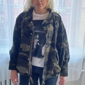 Militär jacka - Super cool militär jacka med nitar. BILDERNA ÄR LÅNADE, skriv om ni vill ha egna bilder💓jackan är fin men använd. jackan är i storlek S men sitter mer som M, hör av er vid intresse eller funderingar!💓✨