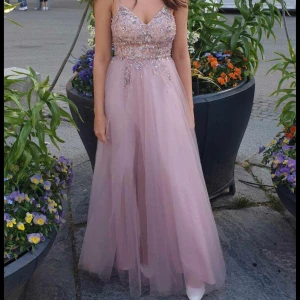 Balklänning  - Jätte fin kläning använd en gång  Ny pris 5000 säljs för 2800 men pris kan diskuteras  Är 170 cm Strl s Byst ca 88 Midjemått ca 68