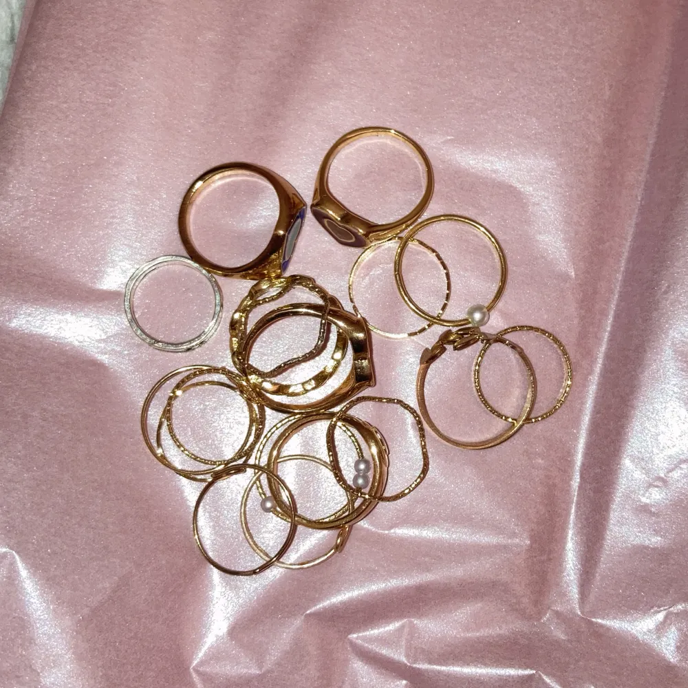 Kontakta mig om hur många du vill köpa 💗Mystery ringar (det finns 18 kvar) guld, silver etc. köpt är köpt ❤️ . Accessoarer.