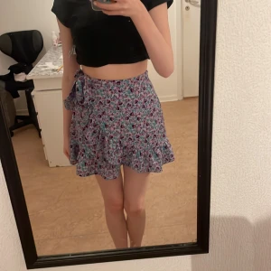 Blommig kjol från new yorker  - Köpt på new yorker, säljer då jag inte använder den.