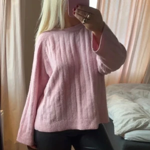 Rosa stickad tröja - Säljer denna rosa stickade tröjan i storlek S för att jag har tröttnat lite på den, jätteskön och fin💖 den är från lager 157, bilderna är lånade!!