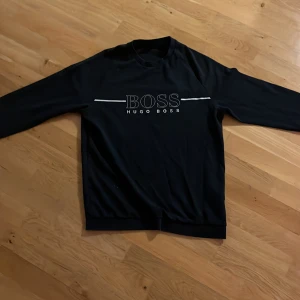 Säljer nu min feta boss sweatshirt som är vintage på grund av att den e lite stor. - Skick 8/10