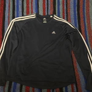 Träningströja från adidas - Storlek L, vintage modell.