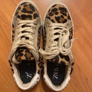 Super snygga leopard skor från zara i strl 37❤️skicket är bra förutom att dom är lite smutsiga❤️
