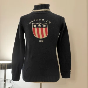 Gant Polo - Marinblå stickad polo tröja från Gant. Aldrig använd och i nyskick med prislapp kvar. Står storlek XXXL men uppskattar den som L. Skriv för frågor ❤️