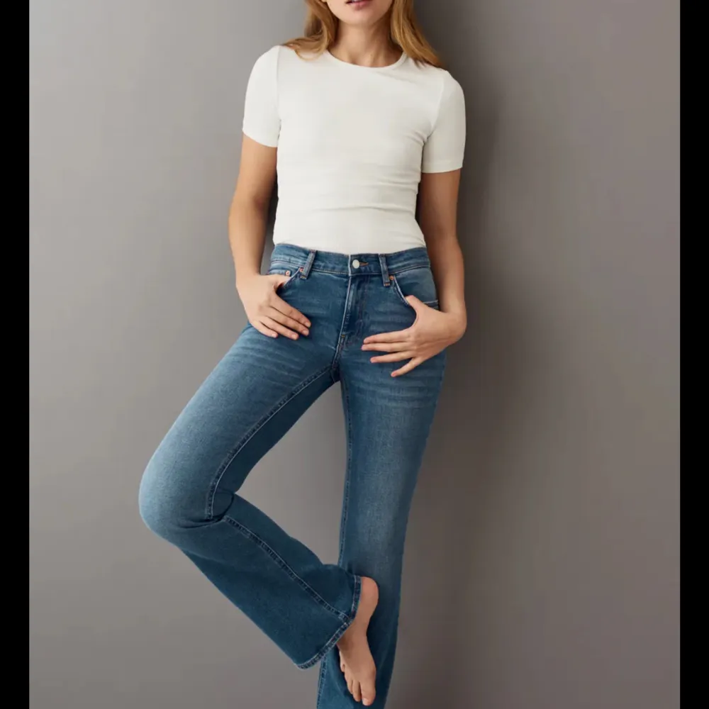 Säljer mina populära lowwaist bootcut jeans från Gina liten defekt på baksidan, pris går att diskutera nypris 500. Jeans & Byxor.