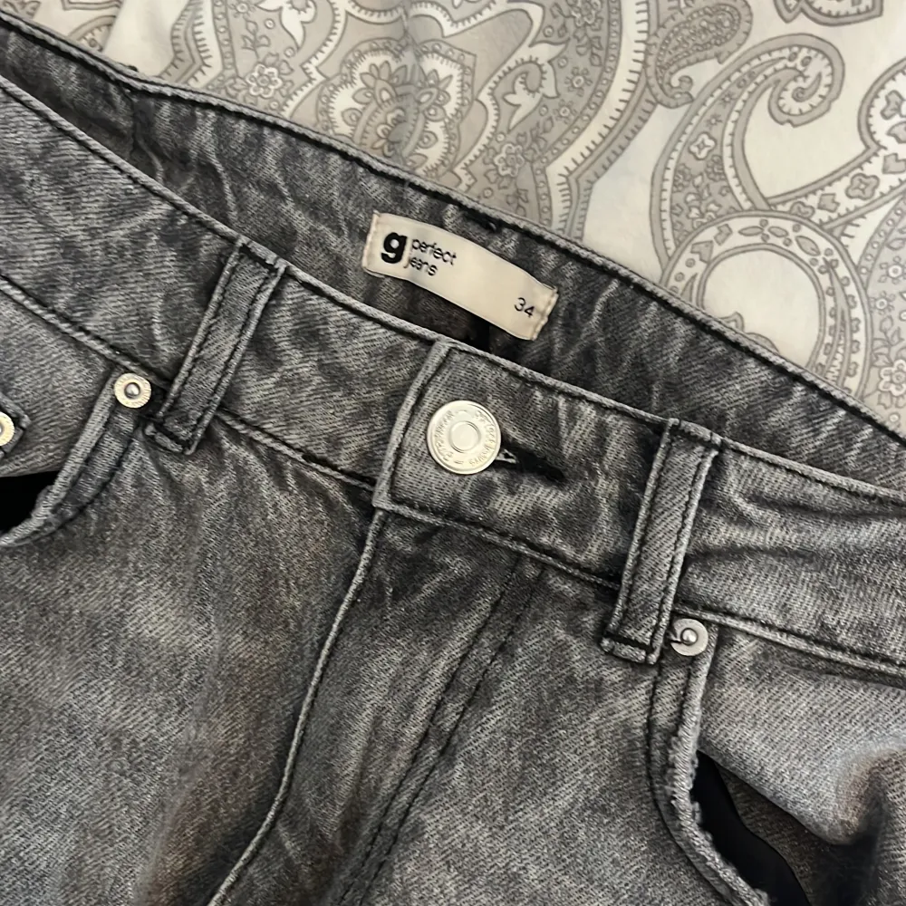 Gråa jeans i storlek 34 från Gina, dem är använda mer fortfarande bra skick. Säljer dem för att de är för små för mig i midjan. Ordinarie pris: 500kr💕💕 säljer för 150kr men kan tänka mig att gå ner i pris🩷. Jeans & Byxor.