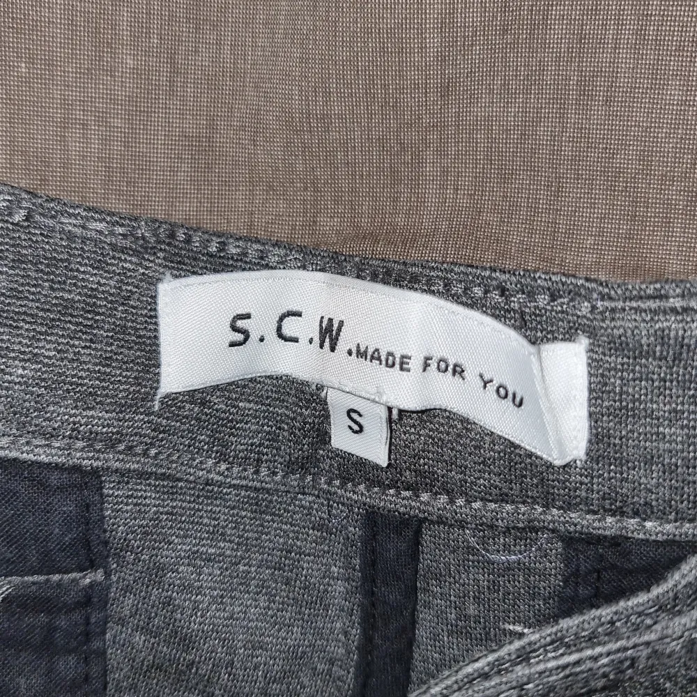 Hej säljer ett par S.C.W shorts som jag inte passar i längre, storlek S.. Shorts.