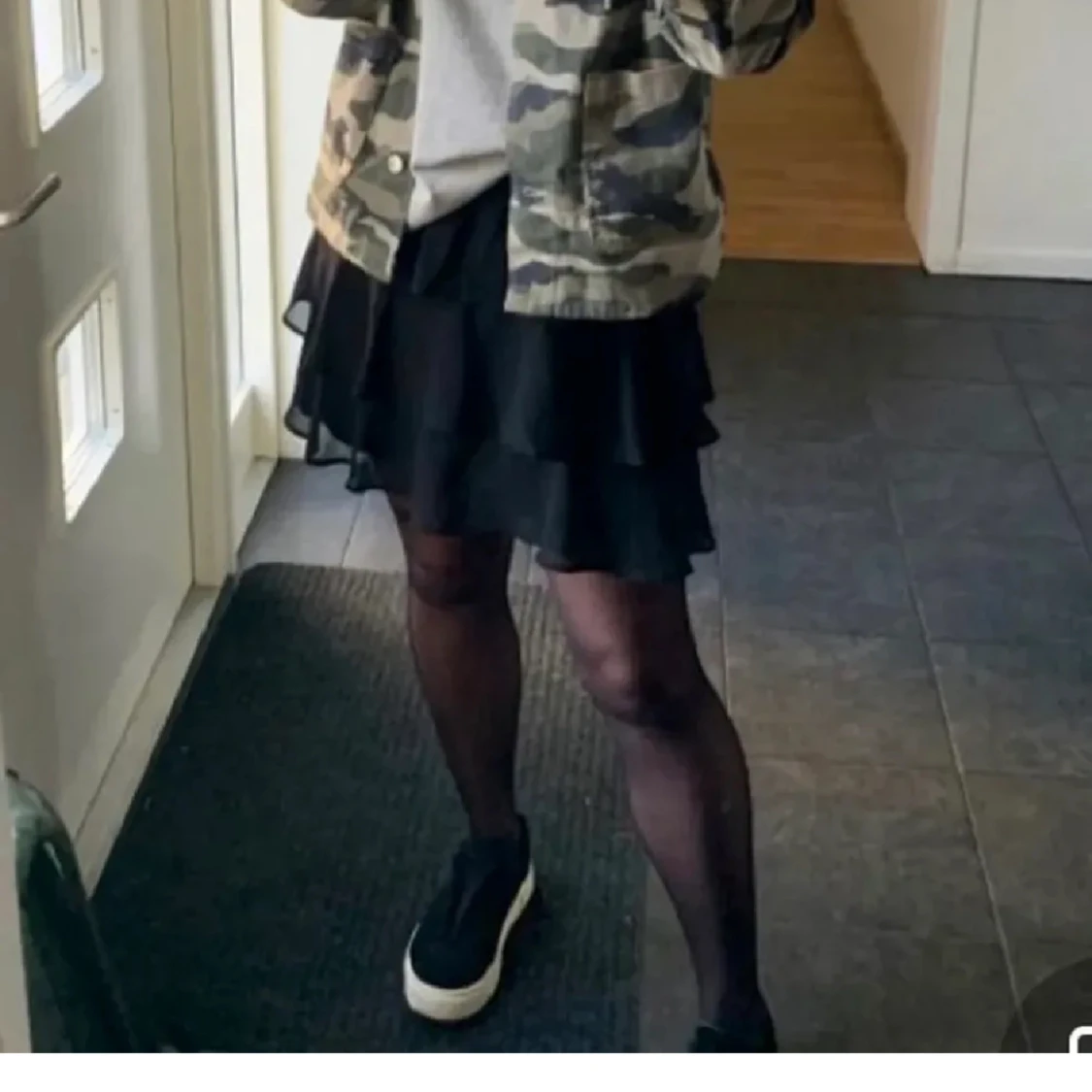 Svart volangkjol  - 90