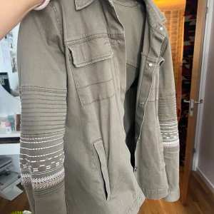 Grön jacka  - Säljer mina fina gröna jacka från Vila❤️ bra skick, väl använd men inga defekter. Skriv för bilder 