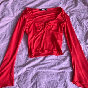 Röd långärmad tröja - Vardaglig långarmad tröja med fin urringnad i nyskick. Fråga om fler bilder <3