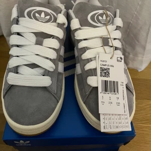 Adidas campus 00’s - Jättefina gråa adidas campus, helt nya med prislapp!! Får med både vita och gråa skosnören 🚨tryck ej på köp nu🚨