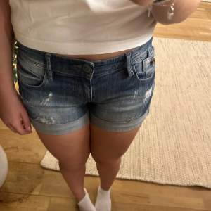 Säljer dessa fina låga jeansshorts som är perfekt till sommar☀️☀️