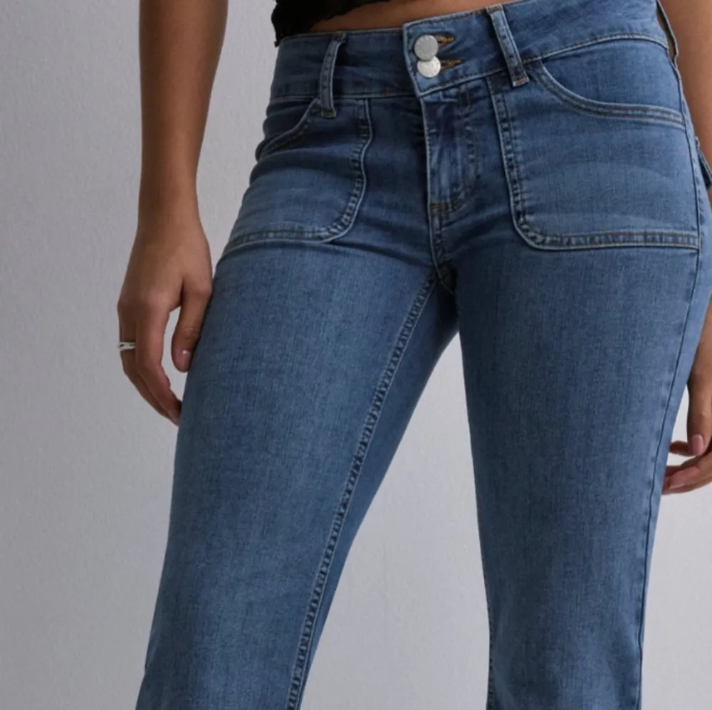 Hej tänkte sälja mina jeans har inte använt dom köpte den i januari för sommaren men har inte använt den så tänkte sälja istället. . Jeans & Byxor.