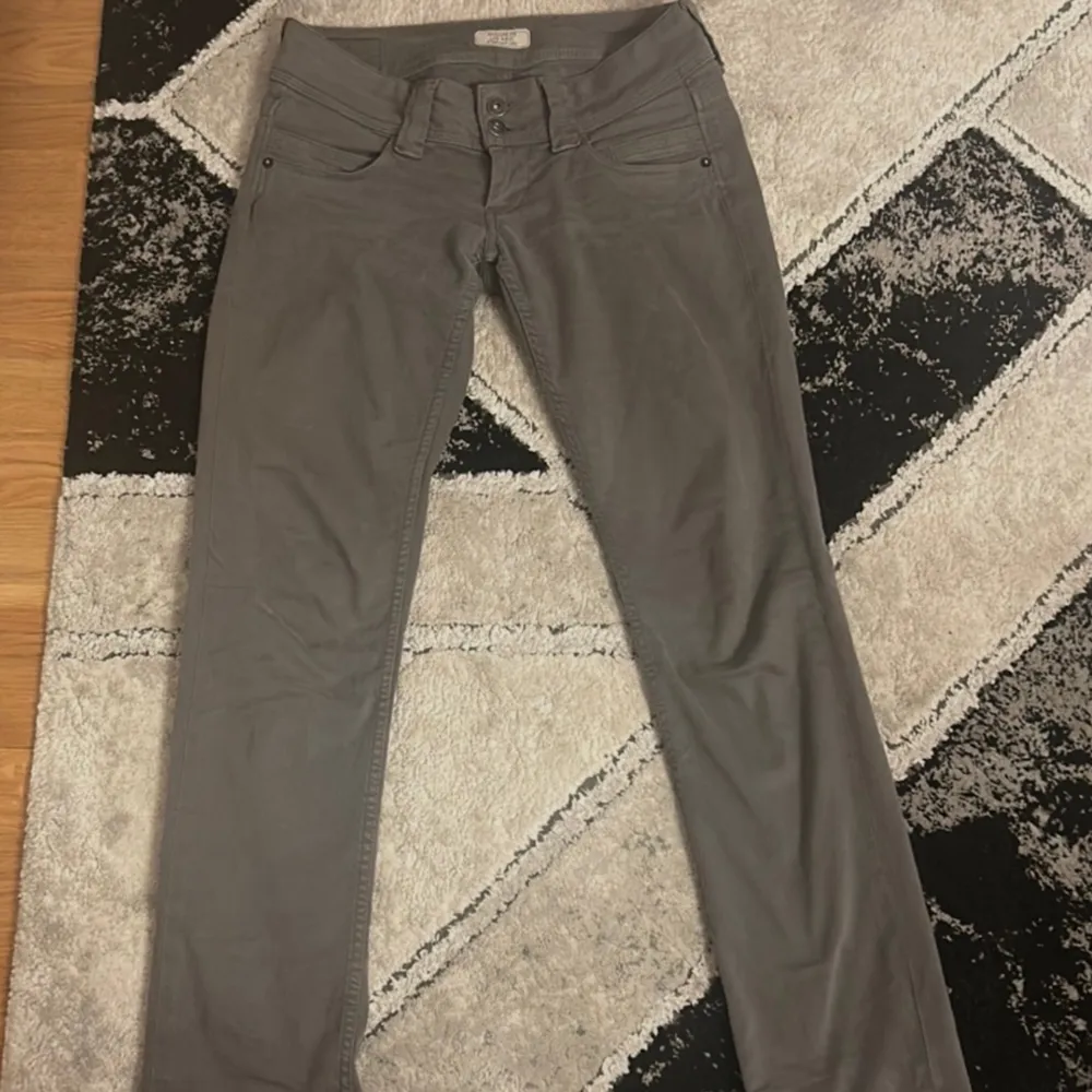Low waist jeans, pepe jeans, straight leg, storlek 27x32, gråa, lite annorlunda material. Jeans & Byxor.