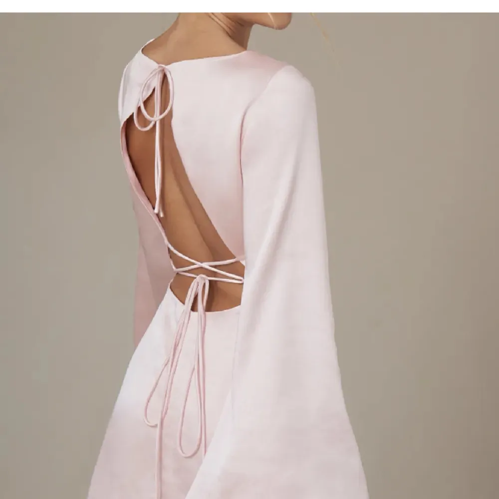 Säljer min älskade klänning från Hanna Schönbergs kollektion med NA-KD.  Den är köpt här på Plick och jag har endast använt den en gång! Klänningen har några små defekter men inget som direkt syns. Skriv privat för fler bilder!🩷. Klänningar.
