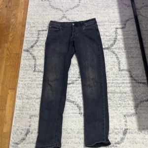 Jack&Jones jeans - Säljer nu mina byxor som inte passar mig, storlek 30/32. De är typ nya för jag använde nästan aldrig de 
