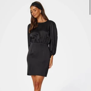Svart festklänning  - Säljer den här otroligt fina satin klänningen i svart. Endast använd en gång men väl använd och har inga defekter! Skriv om du vill ha fler bilder eller andra frågor💕
