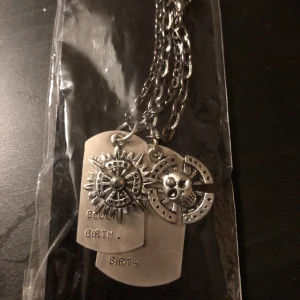 Fina halsband - 2 i 1 halsband på platan står det Name  Age  Sex Blood Birth 