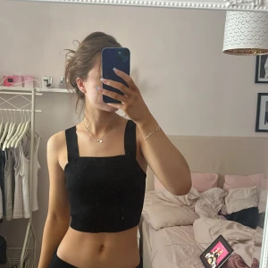 Svart topp  - En svart topp med lite tjockare axelband, säljer för den ej kommer till användning, använt 3-4 gånger❤️