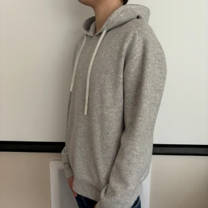 Kashmir hoodie - Tja säljer nu denna snygga Kashmir hoodie från theory.Nypris runt 4000 mitt pris 1999, storlek xs men är lite stor så typ S/M inte 100% Kashmir! Skick 10/10 inga defekter.Sjukt skönt material. Möts upp i Stockholm eller fraktar spårbart via postnord📦