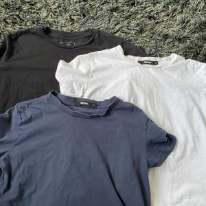 Säljer tre jättefina t-shirts från bikbok och den svarta vet jag inte vart den är ifrån. Svarta och vita storlek M och den mörkblå storlek S🌸💘 Alla tre för 100 kr, annars 40 kr st